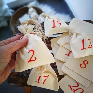 Adventi kalendárium szett, géppel hímzett piros számokkal - 24 darabos szett - karácsony - adventi díszek - adventi naptár - Meska.hu