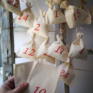 Adventi kalendárium szett, géppel hímzett piros számokkal - 24 darabos szett - karácsony - adventi díszek - adventi naptár - Meska.hu