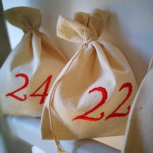 Adventi kalendárium szett, géppel hímzett piros számokkal - 24 darabos szett - karácsony - adventi díszek - adventi naptár - Meska.hu