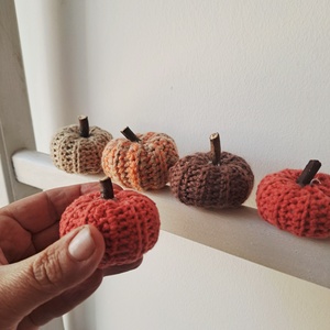 Mini horgolt tök dekorációs szett - 5 darabos - otthon & életmód - dekoráció - halloween - halloweeni asztaldísz - Meska.hu