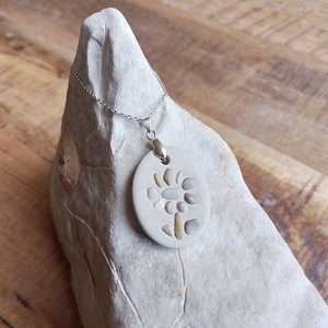Beton medál kaviccsal - ékszer - nyaklánc - medál - Meska.hu