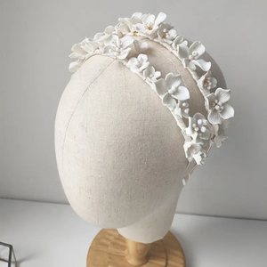 Margaréta porcelán virágos hajdísz, menyasszonyi hajpánt - esküvő - hajdísz - fejkoszorú - Meska.hu