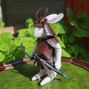 Szamuráj cosplay nyúl figura piros páncélban - játék & sport - bábok - báb készlet - Meska.hu