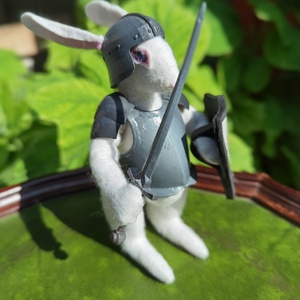 Lovag cosplay nyúl figura ezüst páncélban - játék & sport - bábok - báb készlet - Meska.hu