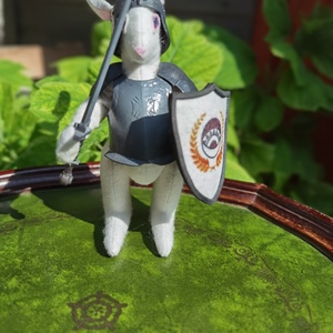 Lovag cosplay nyúl figura ezüst páncélban - játék & sport - bábok - báb készlet - Meska.hu