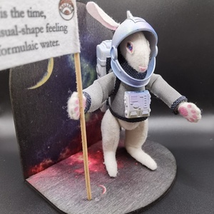 Asztronauta cosplay nyúl figura csillagos háttérrel, Játék & Sport, Bábok, Báb készlet, Baba-és bábkészítés, MESKA