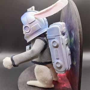 Asztronauta cosplay nyúl figura csillagos háttérrel - játék & sport - bábok - báb készlet - Meska.hu