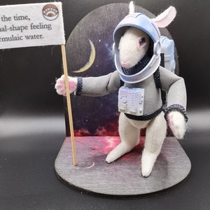 Asztronauta cosplay nyúl figura csillagos háttérrel - játék & sport - bábok - báb készlet - Meska.hu
