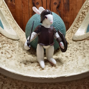 Lovag cosplay nyúl figura bronz páncélban, Játék & Sport, Bábok, Báb készlet, Baba-és bábkészítés, MESKA