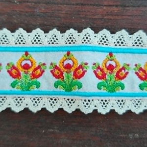 Hímzett magyar alföldi stílusú FOLKLÓR MAJOLIKA széles törthehér csipkeszegélyes karkötő - készletről 2 méretben - ékszer - karkötő - széles karkötő - Meska.hu