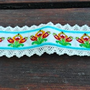 Hímzett magyar alföldi stílusú FOLKLÓR MAJOLIKA széles törthehér csipkeszegélyes karkötő - készletről 2 méretben - ékszer - karkötő - széles karkötő - Meska.hu