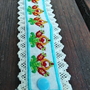 Hímzett magyar alföldi stílusú FOLKLÓR MAJOLIKA széles törthehér csipkeszegélyes karkötő - készletről 2 méretben - ékszer - karkötő - széles karkötő - Meska.hu