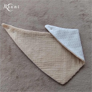 Dupla géz / waffle nyálkendő (bézs) - ruha & divat - babaruha & gyerekruha - előke & nyálkendő - Meska.hu