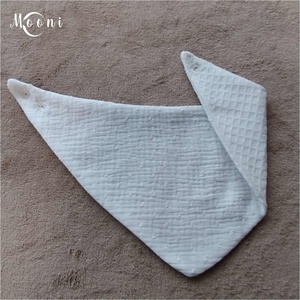 Dupla géz / waffle nyálkendő (fehér) - ruha & divat - babaruha & gyerekruha - előke & nyálkendő - Meska.hu