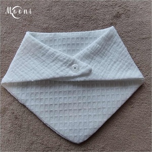 Dupla géz / waffle nyálkendő (fehér) - ruha & divat - babaruha & gyerekruha - előke & nyálkendő - Meska.hu