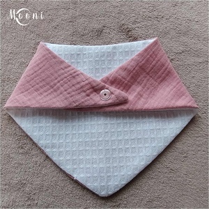 Dupla géz / waffle nyálkendő (rózsaszín) - ruha & divat - babaruha & gyerekruha - előke & nyálkendő - Meska.hu