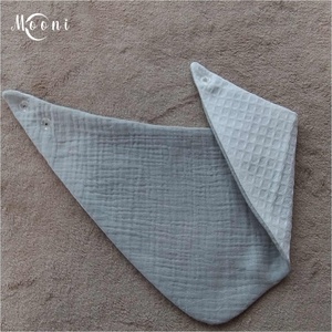 Dupla géz / waffle nyálkendő (szürke) - ruha & divat - babaruha & gyerekruha - előke & nyálkendő - Meska.hu