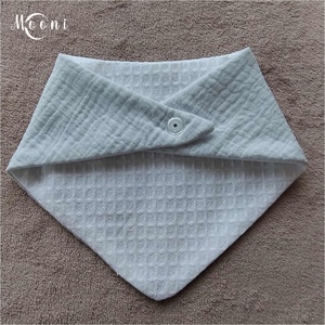 Dupla géz / waffle nyálkendő (világoskék) - ruha & divat - babaruha & gyerekruha - előke & nyálkendő - Meska.hu