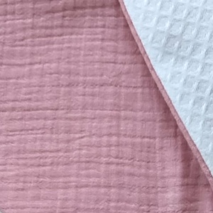 Rózsaszín dupla géz és waffle baba nyálkendő - baba - mama - babaruházat - nyálkendő - Meska.hu