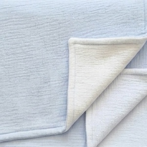 Baba ágynemű szett kiságyba � bélelt dupla géz (világoskék-fehér) - baba - mama - baba ágynemű - szett kiságyba - Meska.hu