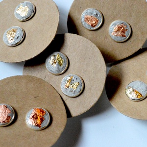 Egyedi beton fülbevaló rózsa arany díszítéssel -  - Meska.hu