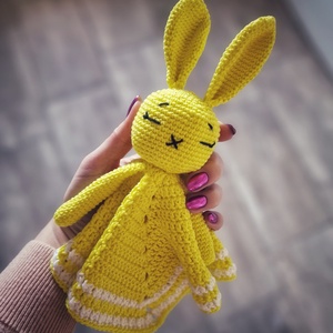 Horgolt nyuszis szundikendő - baba - mama - baba játékok - szundikendő, alvóka - Meska.hu