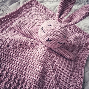 Horgolt nyuszis szundikendő - baba - mama - baba játékok - szundikendő, alvóka - Meska.hu