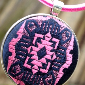 Rózsaszín geometria - nyaklánc nyakkendőből - Meska.hu