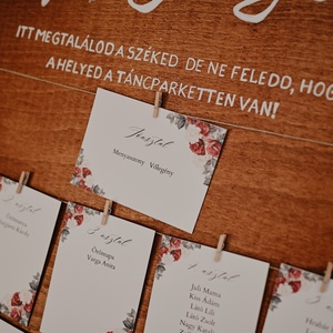 Bordó és fehér rózsás ültetési rend kártyák - Plexi és fa táblához - esküvő - meghívó & kártya - meghívó - Meska.hu