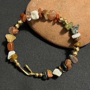 Bohókás karkötő drótból, ásványokkal - ékszer - karkötő - gyöngyös karkötő - Meska.hu