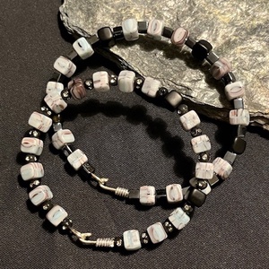 Gyöngyös karkötő drótra fűzve - ékszer - karkötő - gyöngyös karkötő - Meska.hu