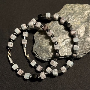 Gyöngyös karkötő drótra fűzve - Meska.hu