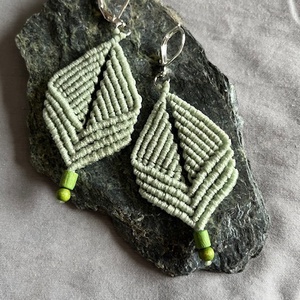 Csomózott füli fagyönggyel - ékszer - fülbevaló - lógó fülbevaló - Meska.hu