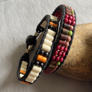 Színes karkötők ásványgyöngyökkel és fagyöngyökkel - ékszer - karkötő - ásványkarkötő - Meska.hu