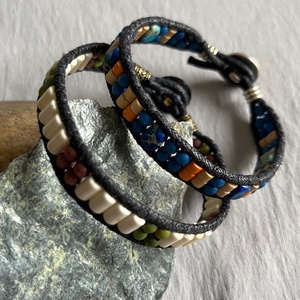 Színes karkötők ásványgyöngyökkel és fagyöngyökkel - ékszer - karkötő - ásványkarkötő - Meska.hu