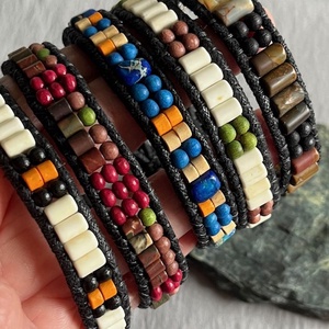 Színes karkötők ásványgyöngyökkel és fagyöngyökkel - Meska.hu