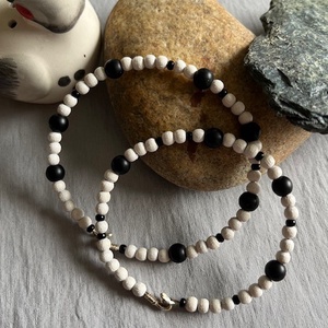 Drótra fűzött karkötő fagyönggyel  és ónix ásványgyönggyel, Ékszer, Karkötő, Bogyós karkötő, Ékszerkészítés, Drótra fűzött karkötő fagyönggyel  és ónix ásványgyönggyel
Méret: 16,5 cm és 17,5 cm, MESKA