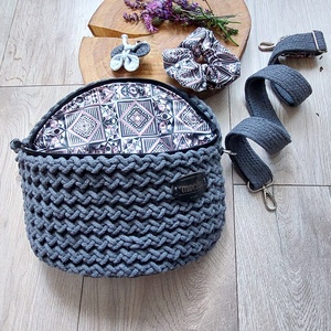 Grafit - Horgolt Övtáska pillangó kulcstartóval és hajgumival - táska & tok - övtáska - Meska.hu