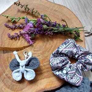 Grafit - Horgolt Övtáska pillangó kulcstartóval és hajgumival - táska & tok - övtáska - Meska.hu