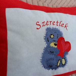 Szeretlek! Teddy macis szíves hímzett párna - otthon & életmód - lakástextil - párna & párnahuzat - Meska.hu