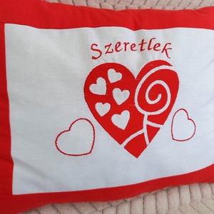 Szeretlek! Szíves hímzett párna - otthon & életmód - lakástextil - párna & párnahuzat - Meska.hu