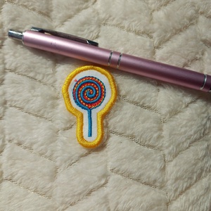 Felvarrható és vasalható ovis jel, nyalóka - játék & sport - ovis felszerelés - óvodai jelek - Meska.hu Felvarrható és vasalható ovis jel, nyalóka - játék & sport - ovis felszerelés - óvodai jelek - Meska.hu