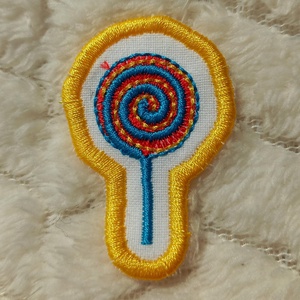 Felvarrható és vasalható ovis jel, nyalóka, Játék & Sport, Ovis felszerelés, Óvodai jelek, Hímzés, Varrás, MESKA