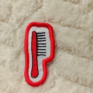 Felvarrható és vasalható ovis jel, fésű, Játék & Sport, Ovis felszerelés, Óvodai jelek, Hímzés, Varrás, MESKA