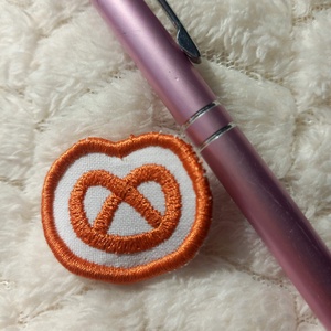 Felvarrható és vasalható ovis jel, perec - játék & sport - ovis felszerelés - óvodai jelek - Meska.hu Felvarrható és vasalható ovis jel, perec - játék & sport - ovis felszerelés - óvodai jelek - Meska.hu