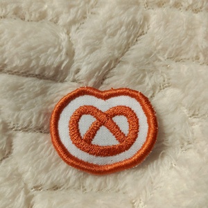 Felvarrható és vasalható ovis jel, perec, Játék & Sport, Ovis felszerelés, Óvodai jelek, Hímzés, Varrás, MESKA