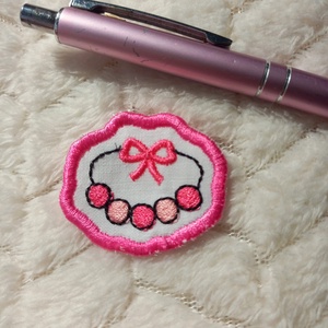 Felvarrható és vasalható ovis jel, gyöngysor, nyaklánc, Játék & Sport, Ovis felszerelés, Óvodai jelek, Hímzés, Varrás, MESKA