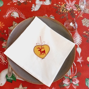 Ünnepi textilszett rénszarvas hímzéssel Karácsonyi, 6 szalvéta, törölköző, konyharuha, csipkés asztalközép - karácsony - karácsonyi lakásdekoráció - ünnepi asztaldekoráció - Meska.hu