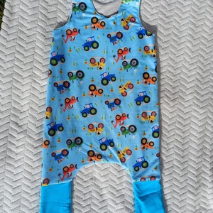 92-98 Mosolymanó tipegő hálózsák Traktor mintás, kék - baba - mama - babaruházat - tipegőhálózsák - Meska.hu