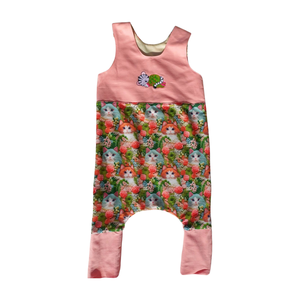 92-98 Mosolymanó tipegő hálózsák –hímzett cicás, korallnarancs, Baba - mama, Babaruházat, Tipegőhálózsák, Hímzés, Varrás, A Mosolymanó tipegő hálózsákok puha, kényelmes pamut jerseyből készülnek, gondosan megtervezett sza..., MESKA